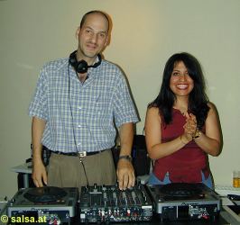 Salsa im Gangolf in Bonn: DJ Silvio und seine Frau Rosanna, ebenfalls DJ !  - anklicken zum Vergrцяern - click to enlarge